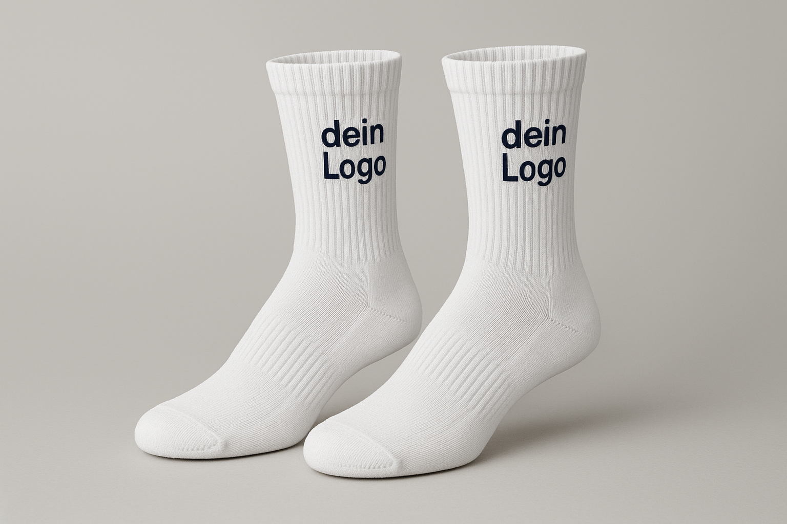 weisse tennissocken mit schriftzug "dein Logo"